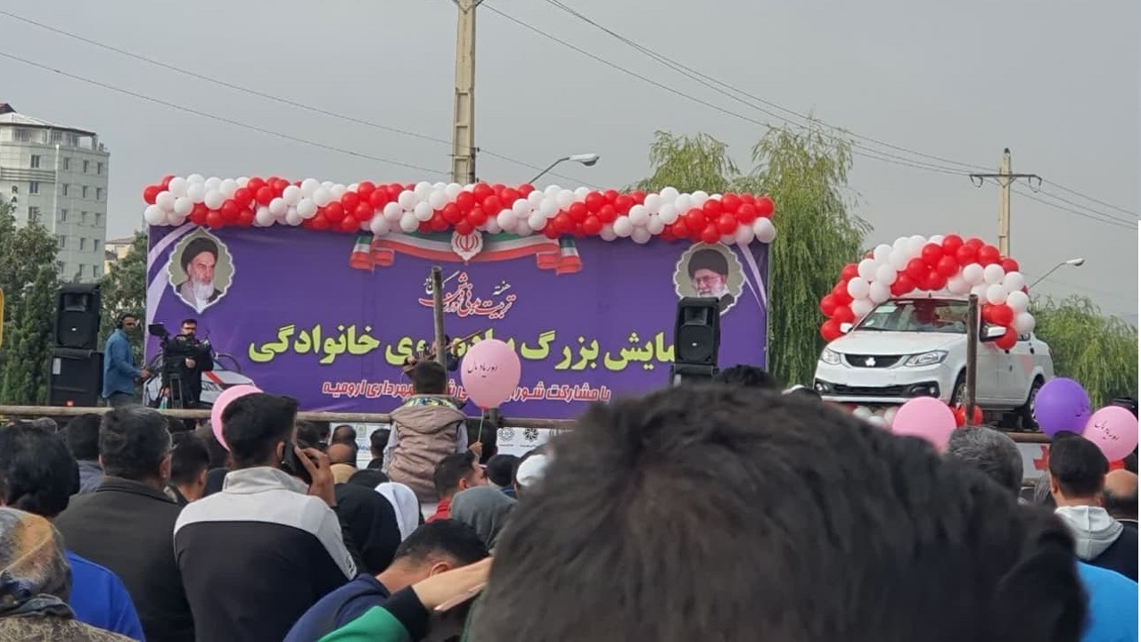 پیاده روی خانوادگی در ارومیه