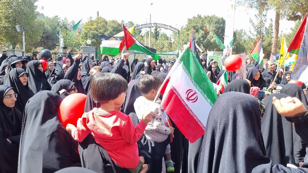 کودکان کرمانی با راهپیمایی حمایت خود را از کودکان بی‌دفاع فلسطین اعلام کردند