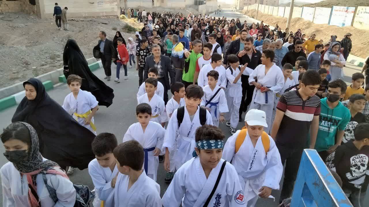تصاویری از همایش پیاده روی به مناسبت هفته تربیت بدنی در پیشوا