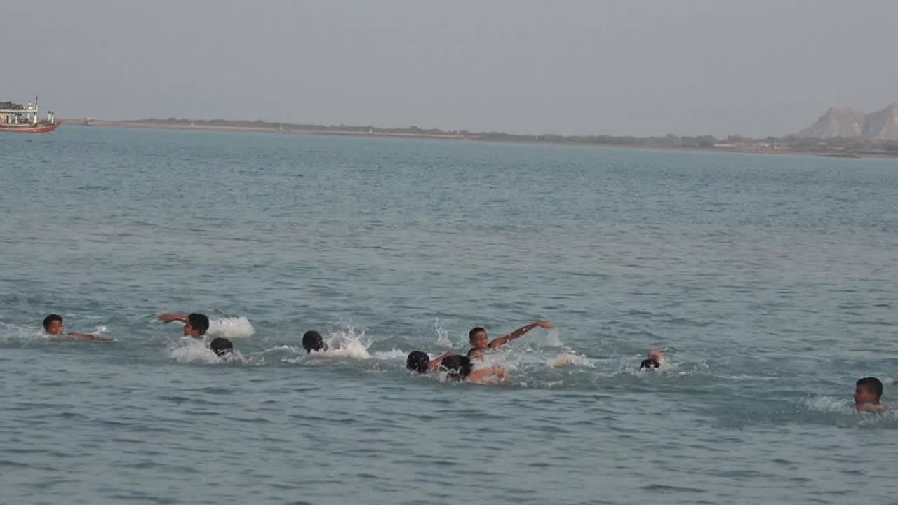 رقابت شناگران در جزیره هرمز
