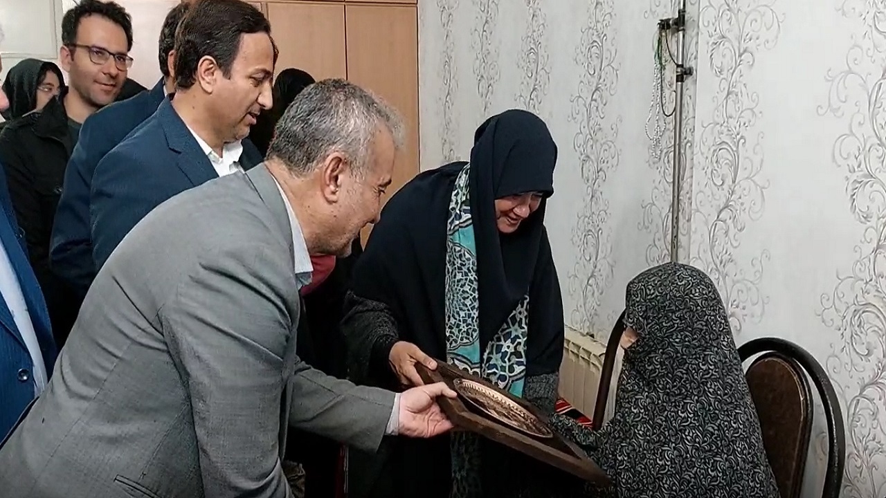 تجلیل معاون صنایع دستی وزارت میراث فرهنگی از مادر شهید کریم خجسته + فیلم