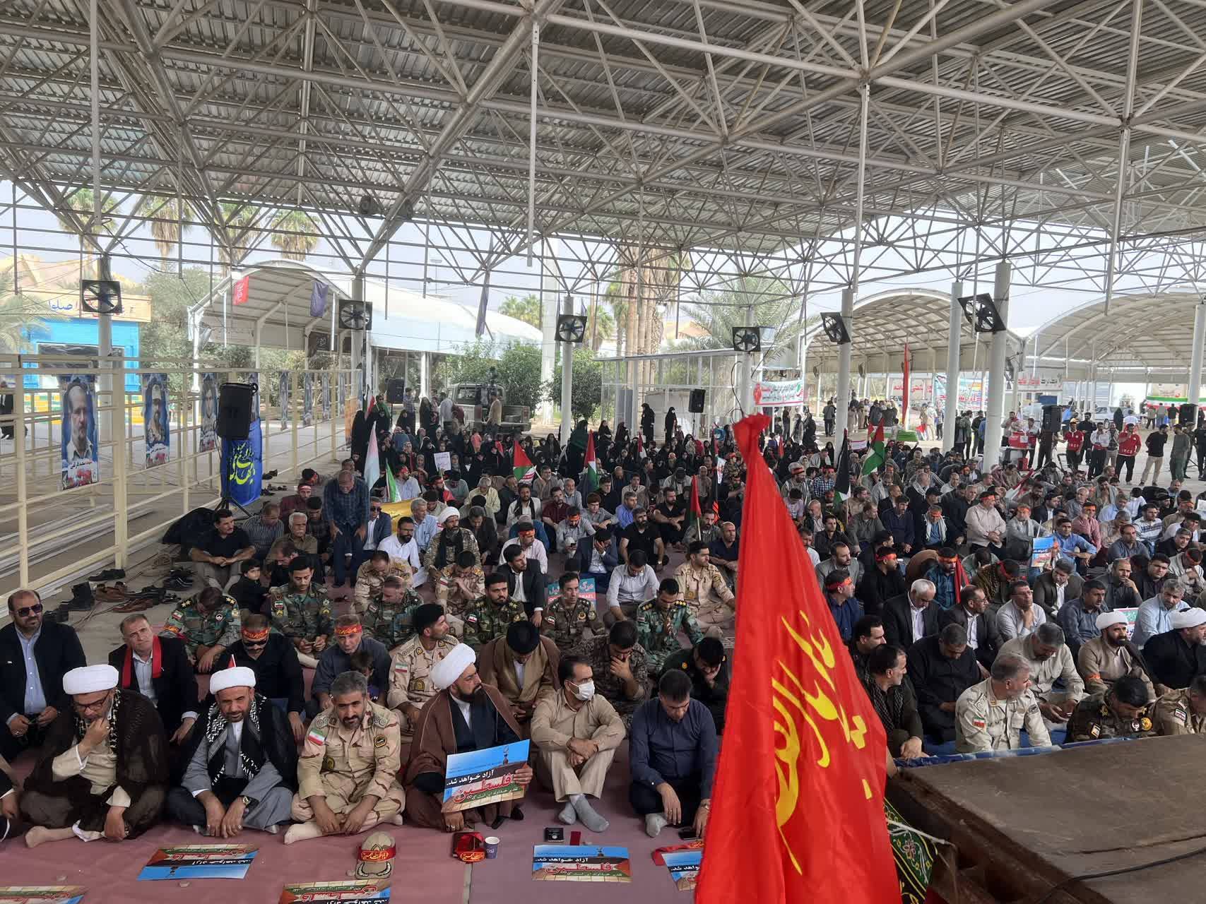 صف آرایی نمازگزاران قصر شیرین در نماز جمعه صف آرایی نمازگزاران قصر شیرین در نماز جمعه