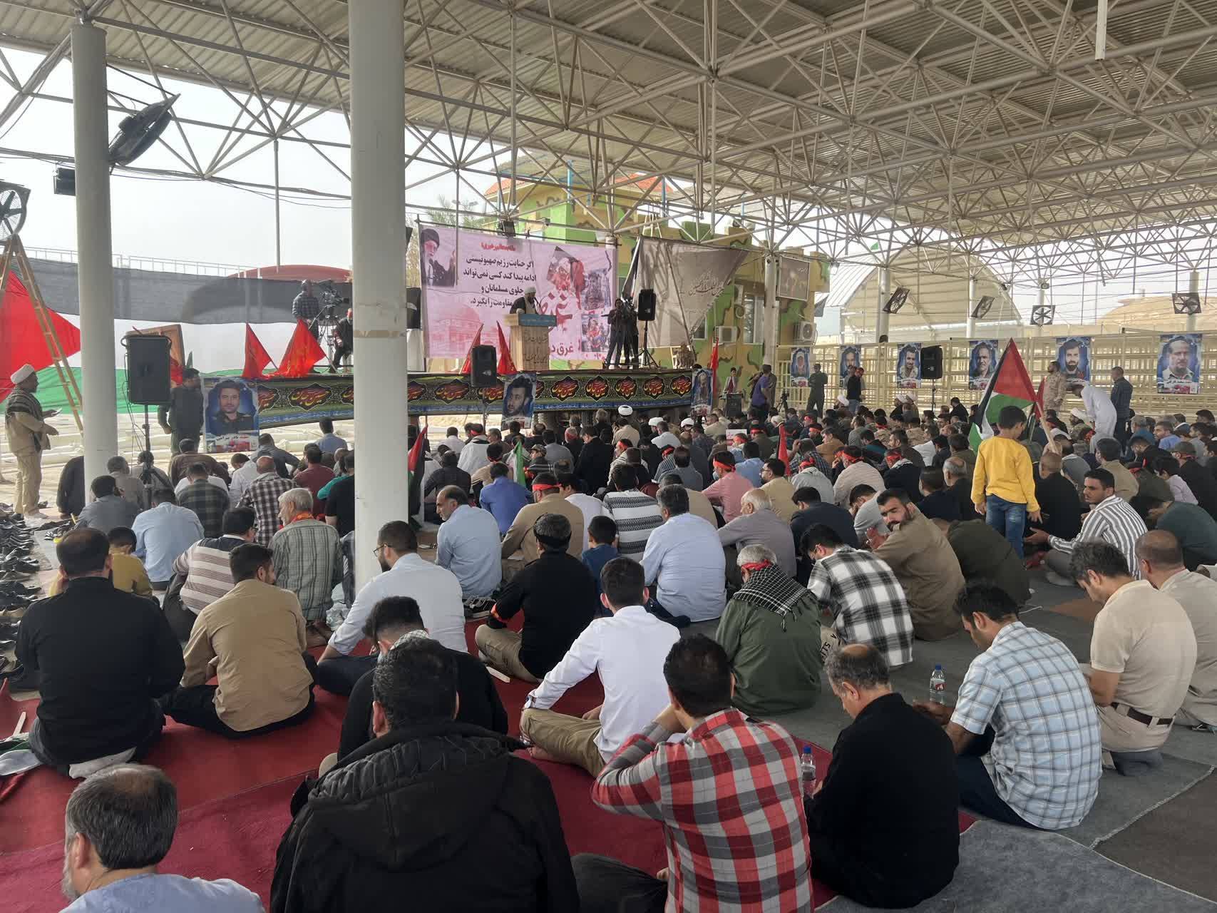 صف آرایی نمازگزاران قصر شیرین در نماز جمعه صف آرایی نمازگزاران قصر شیرین در نماز جمعه
