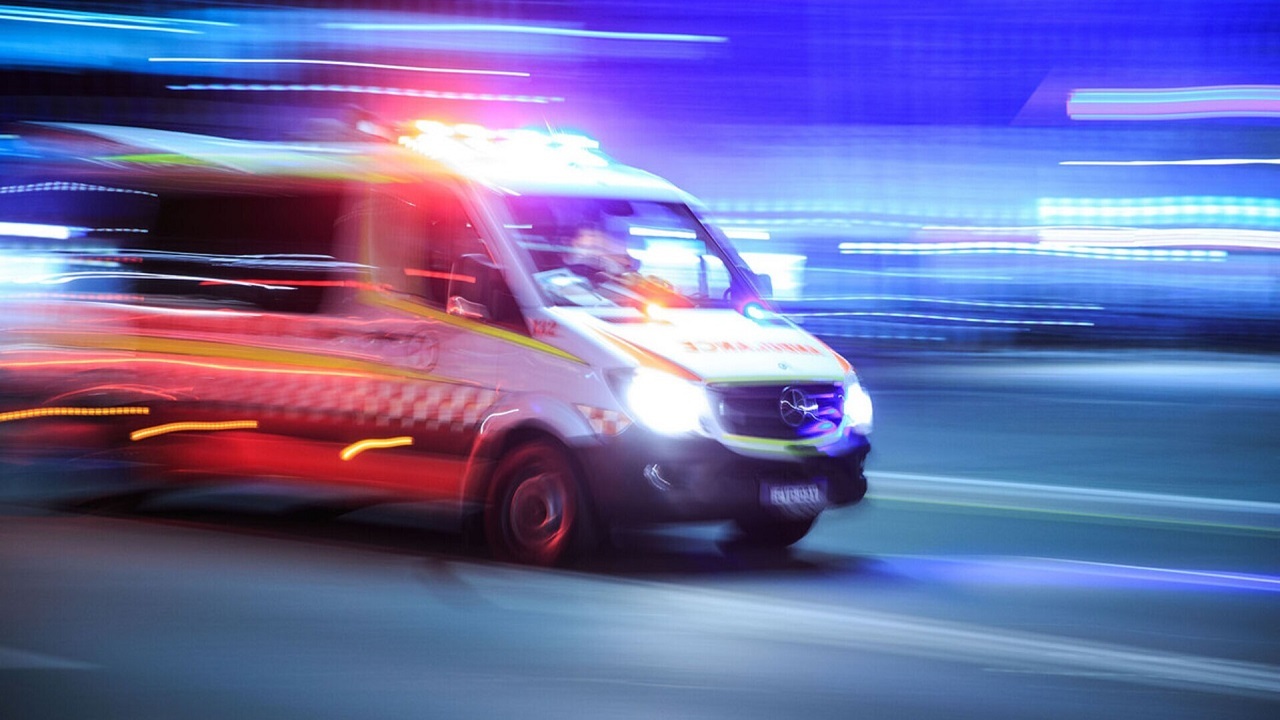 لحظه هولناک زیر گرفتن فرد مجروح توسط آمبولانس! + فیلم