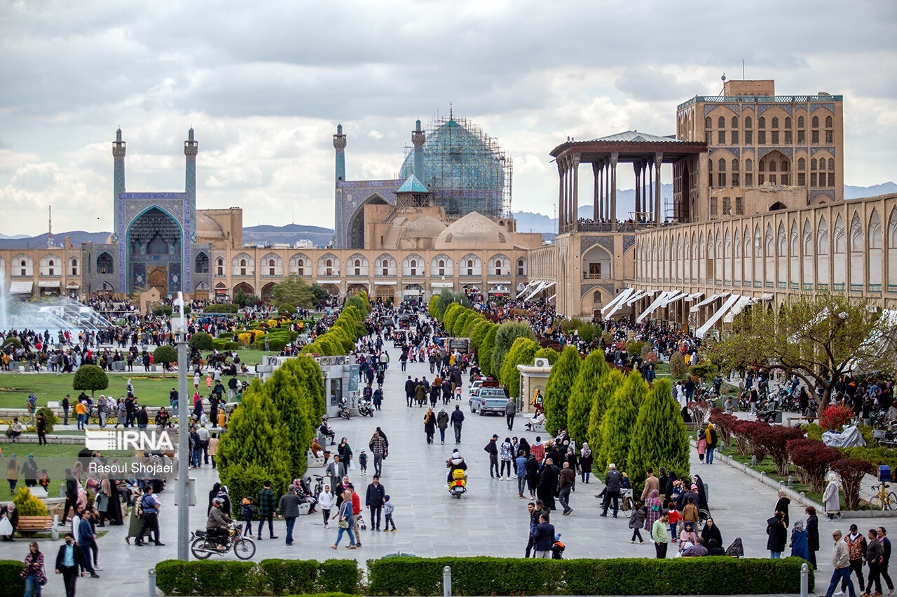 کاهش ارتفاعِ مجتمع تجاری در حریم میدان نقش جهان اصفهان منتظر رای کمیسیون ماده ۱۰۰