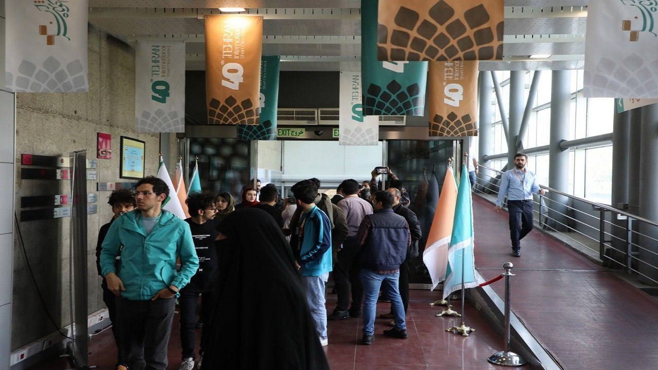صف‌های بلند برای استقبال از فیلم‌های کوتاه/ بازار رفت‌وآمد چهره‌ها گرم‌تر شد
