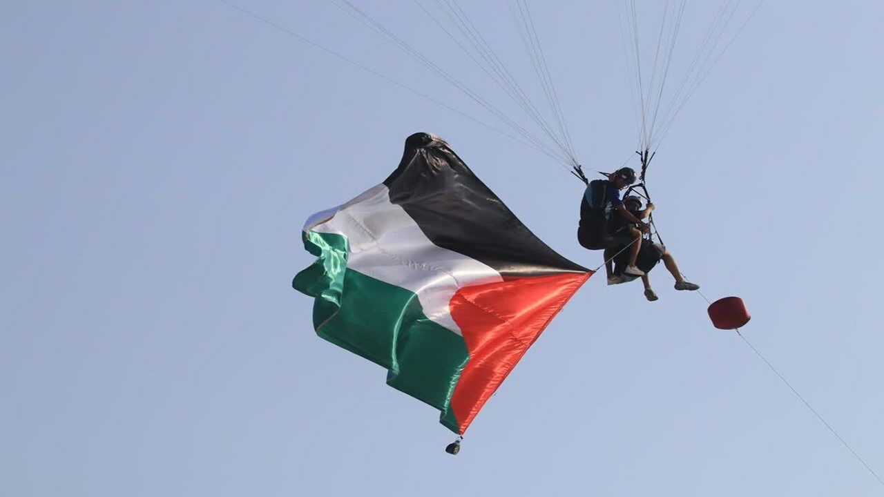 اهتزاز پرچم فلسطین بر فراز آب‌های خلیج فارس + فیلم