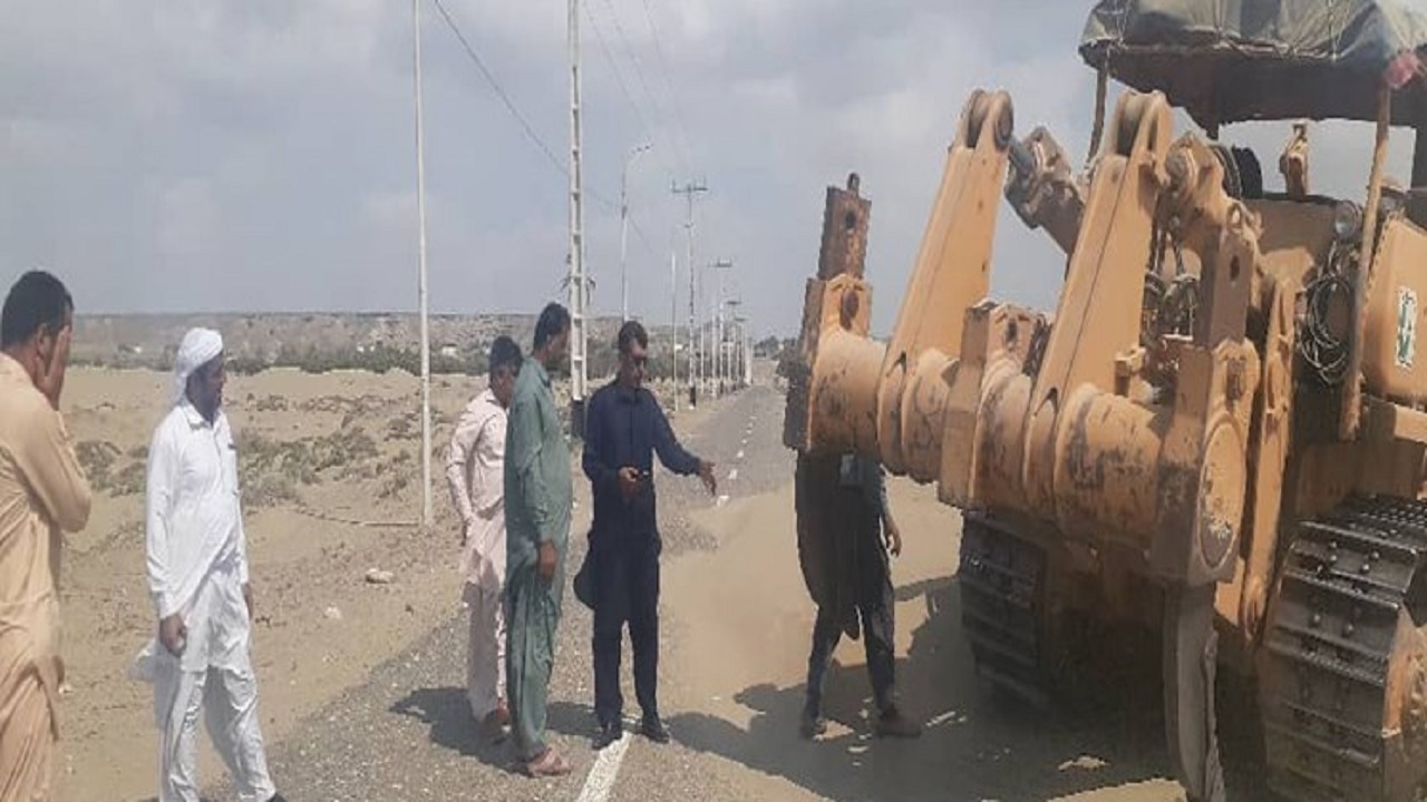 آغاز بازگشایی مسیر ساحلی درک به گالک در زرآباد