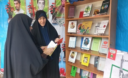 نمایشگاه دفاع مقدس در میدان شهدای ذهاب رشت