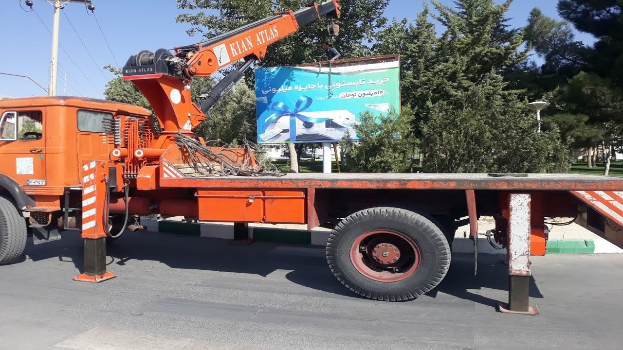 جمع آوری ۱۰ تابلوی تبلیغاتی در طرح پیرایش شهری
