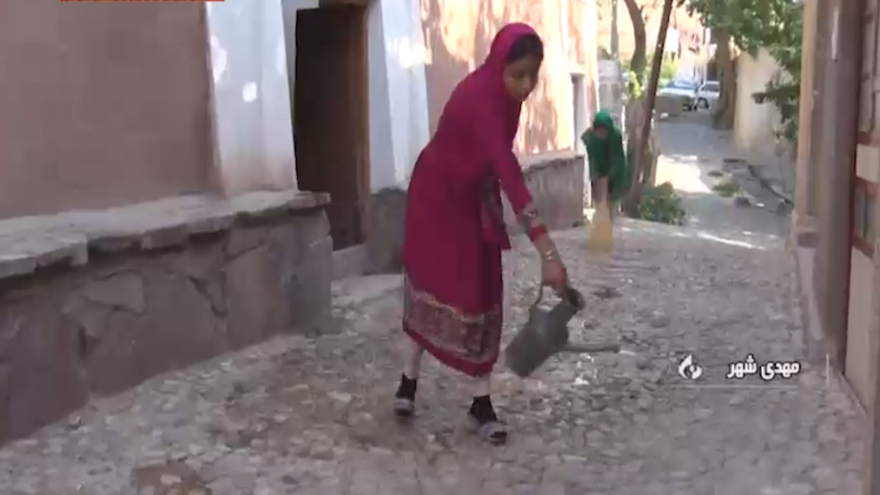 سنت مهدیشهری‌ها برای آب و جاروی منازل در سالروز آغاز امامت ولی عصر (عج)