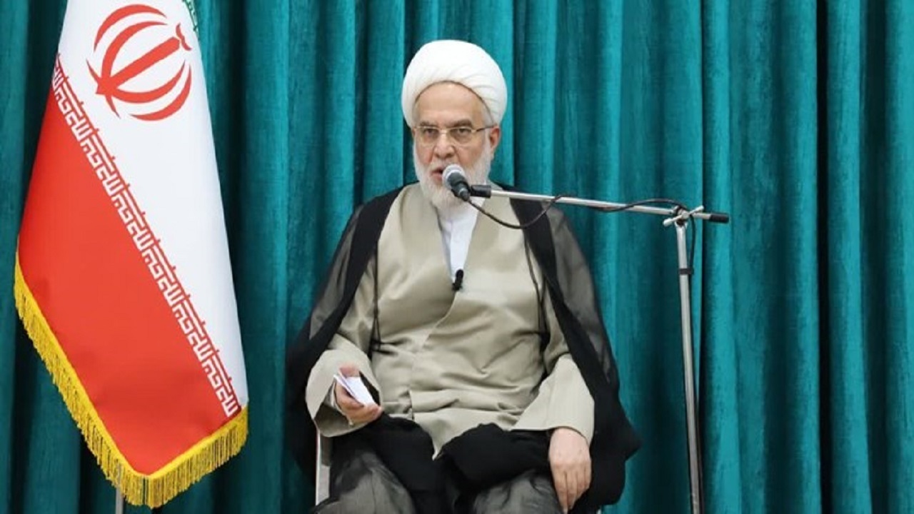 بصیرت‌افزایی جامعه به عنوان یک اولویت مد نظر طلاب قرار گیرد