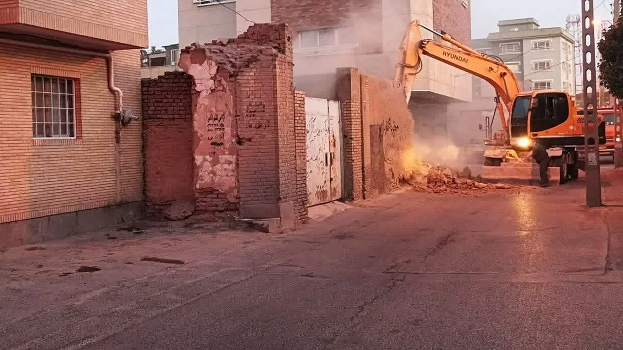 ۳ بنای متروکه در بافت تاریخی کرمان، تخریب شد