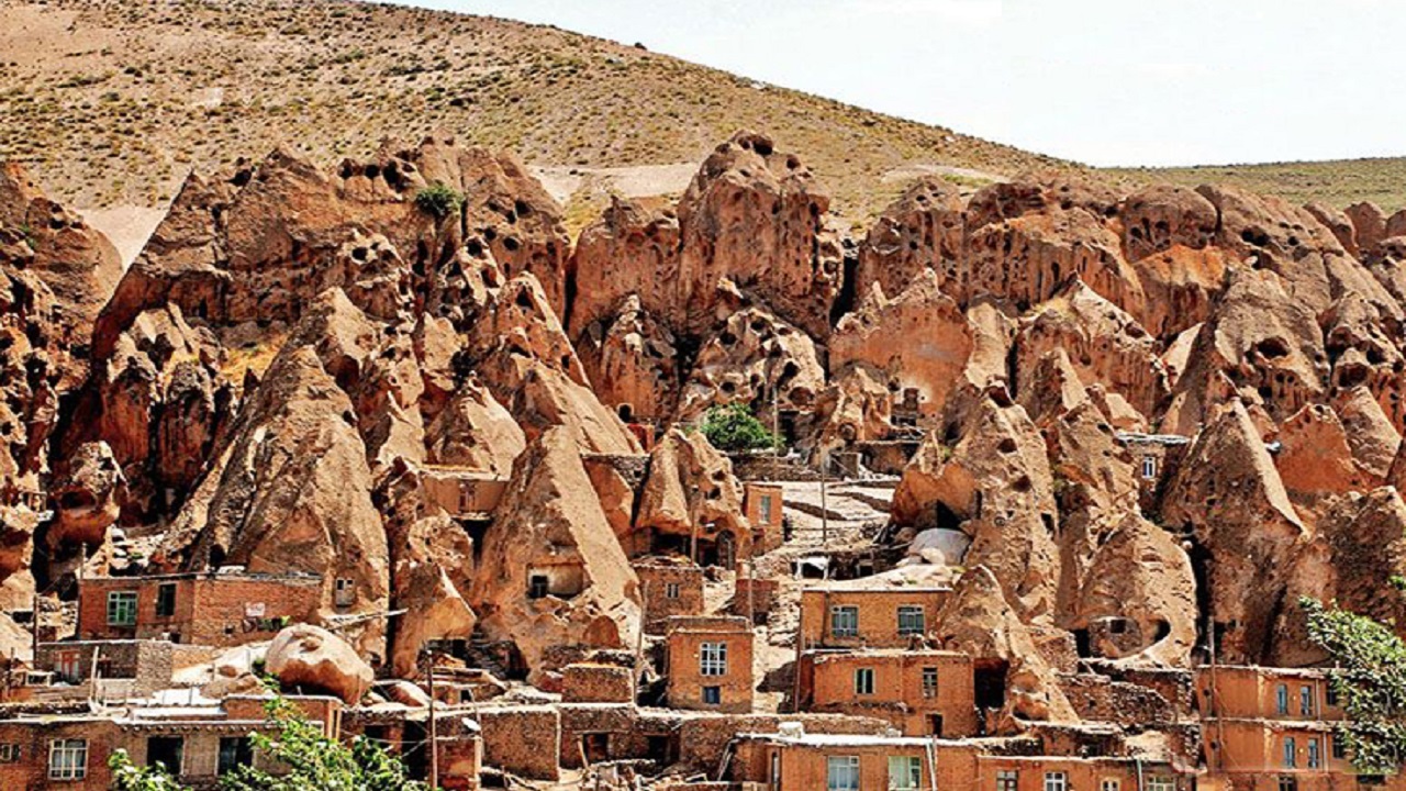 دنیا به هنر همزیستی در میان صخره‌های کندوان سر تعظیم فرود آورد