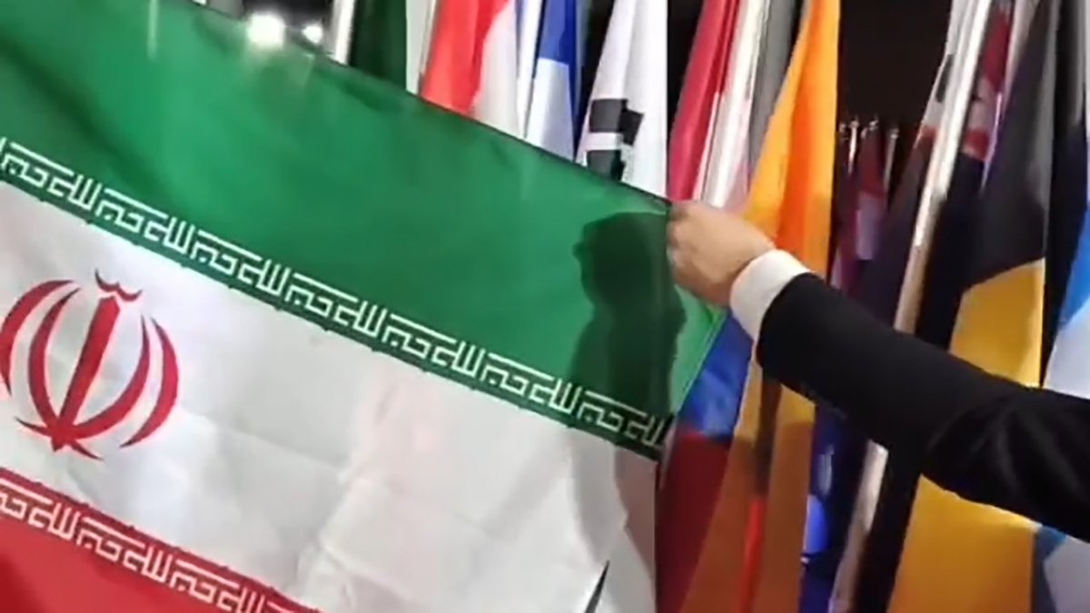 لحظه پایین آوردن پرچم رژیم اسرائیل در مقر فائو