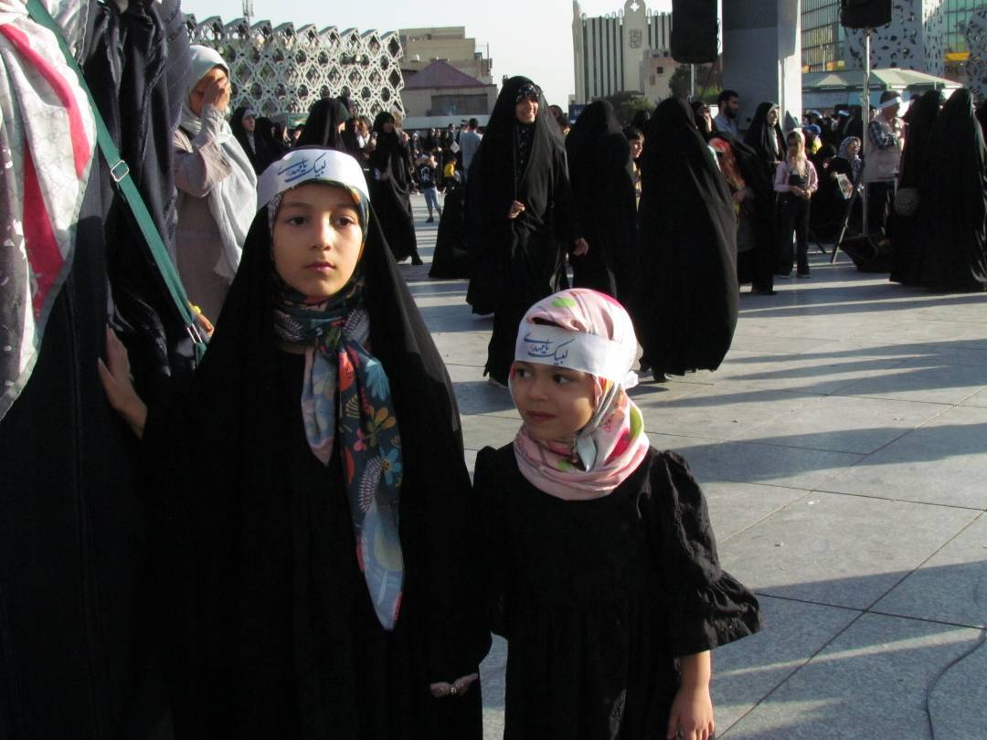 حضور دختران در عید بیعت