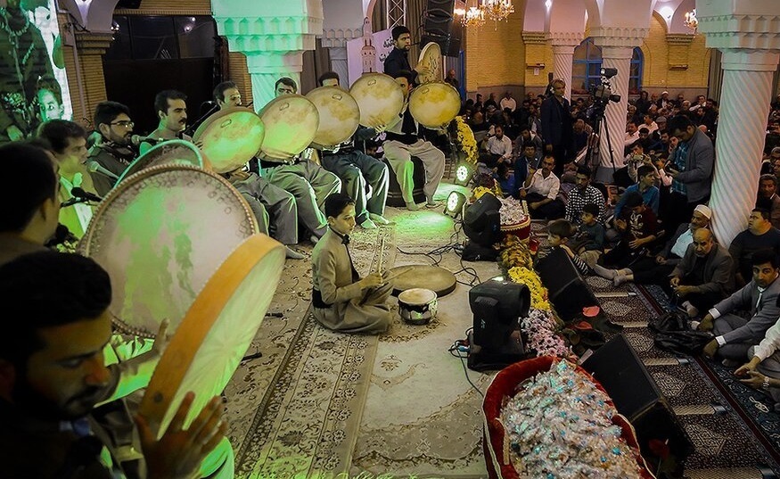 دف زنی در مراسن جشن هفته وحدت