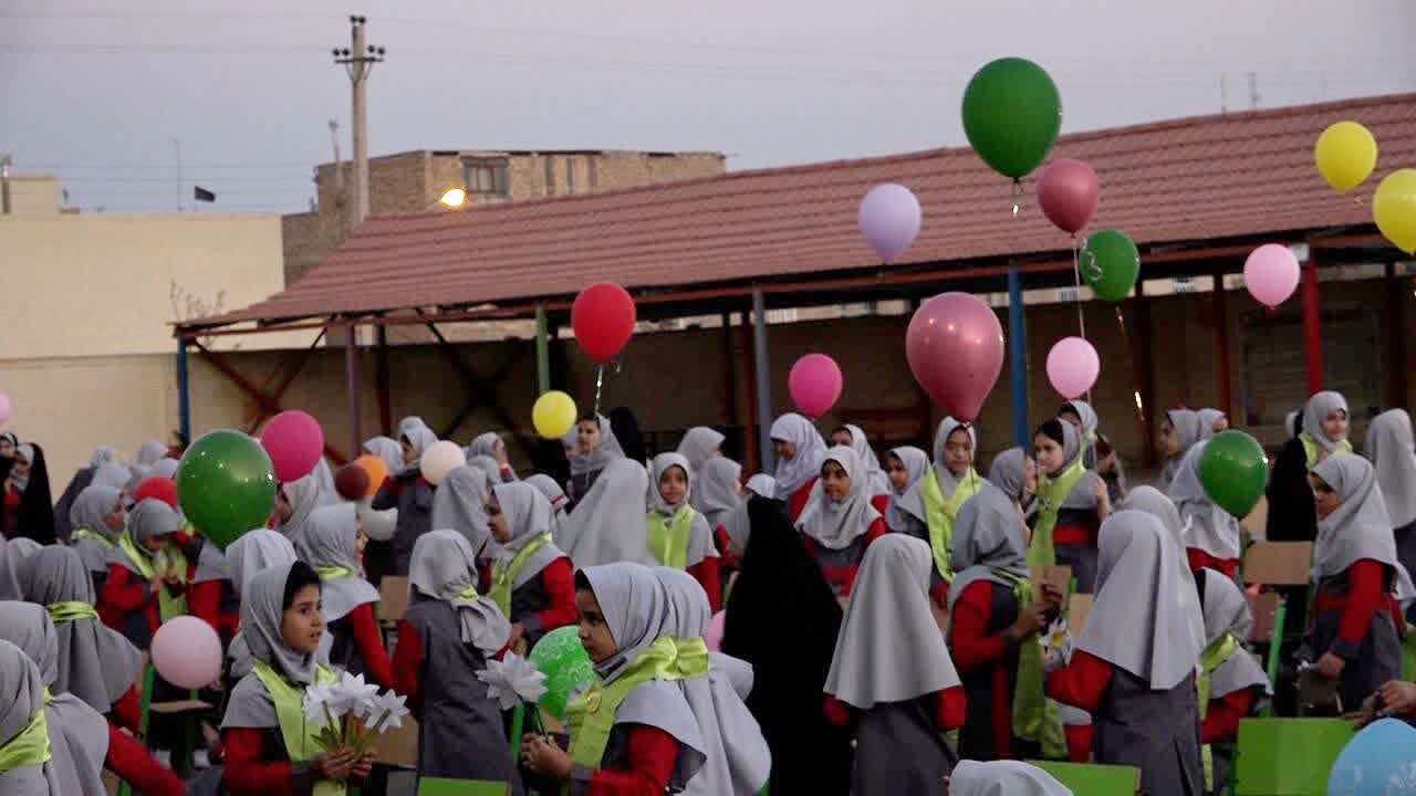 طنین لبیک یا مهدی در مدارس بافق