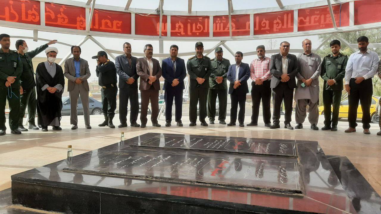 آیین غبار روبی و عطرافشانی گلزار شهدا در محمدآباد هامون + تصاویر