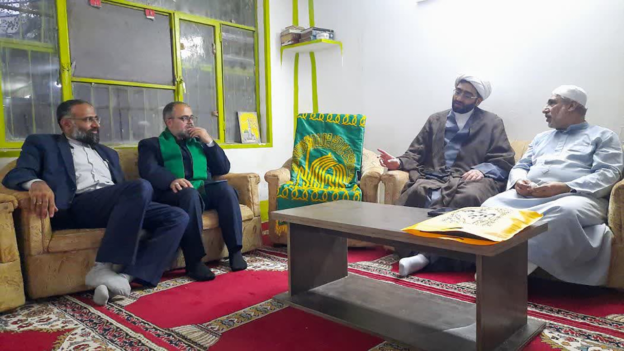 دیدار خادمین حامل پرچم رضوی با عالم اهل سنت بندرعباس