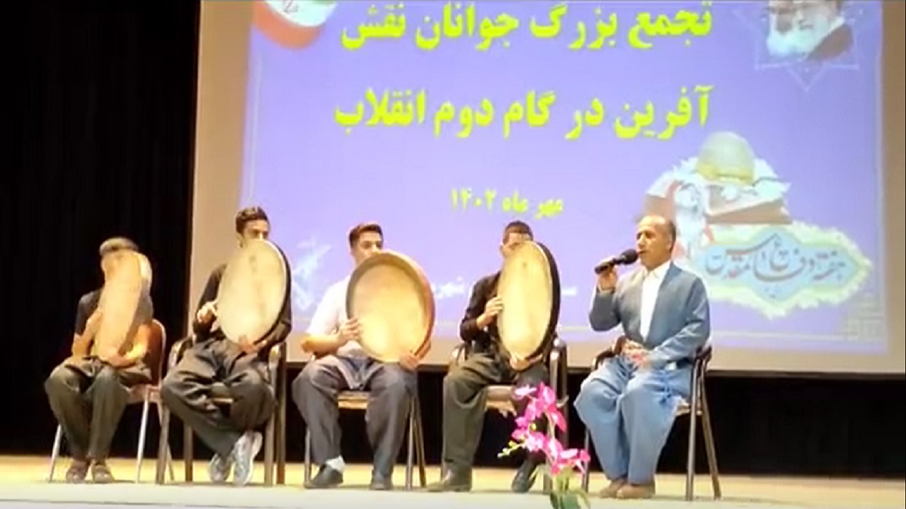 اجرای گروه دف نوازان در گردهمایی جوانان نقش آفرین مریوانی در گام دوم انقلاب