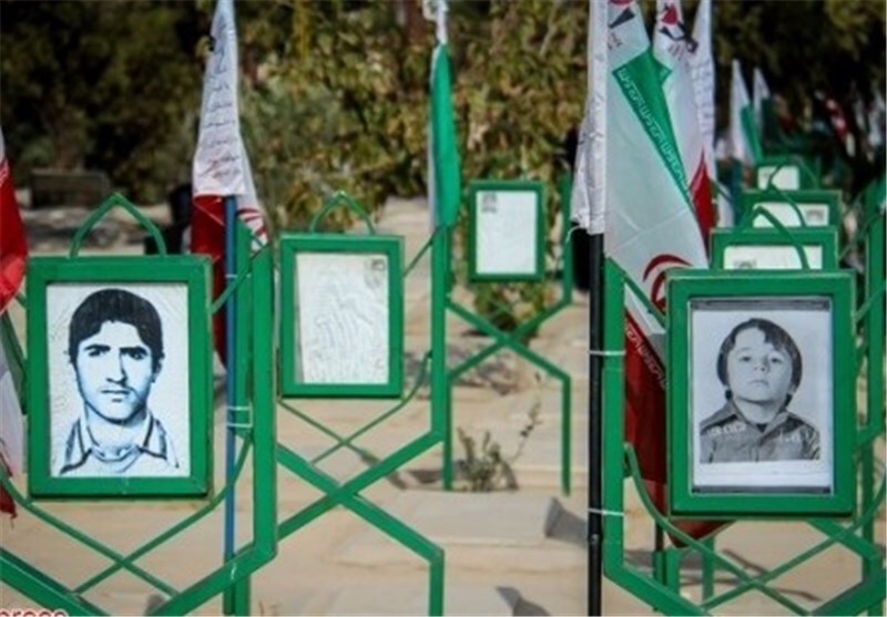 گلباران و عطر افشانی ۱۵۷ مزار شهدا در استان