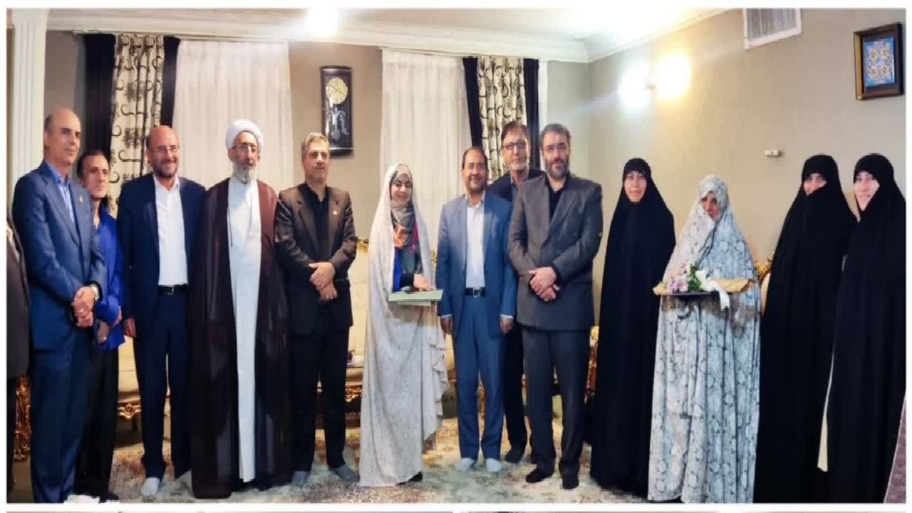 از مرضیه حسنی رتبه ۷ کنکور تجلیل شد