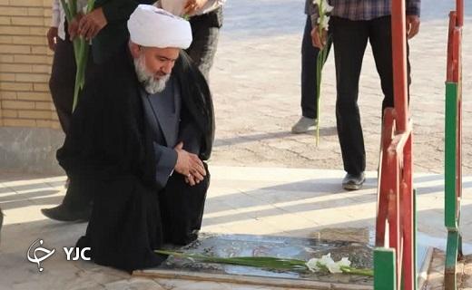 غبار روبی مزار شهدا در مهردشت ابرکوه+تصویر
