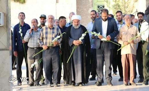 غبار روبی مزار شهدا در مهردشت ابرکوه+تصویر