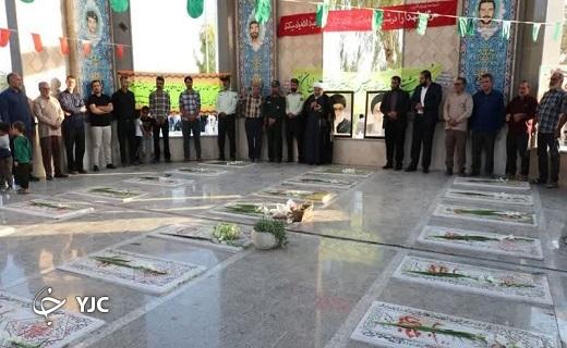 غبار روبی مزار شهدا در مهردشت ابرکوه+تصویر