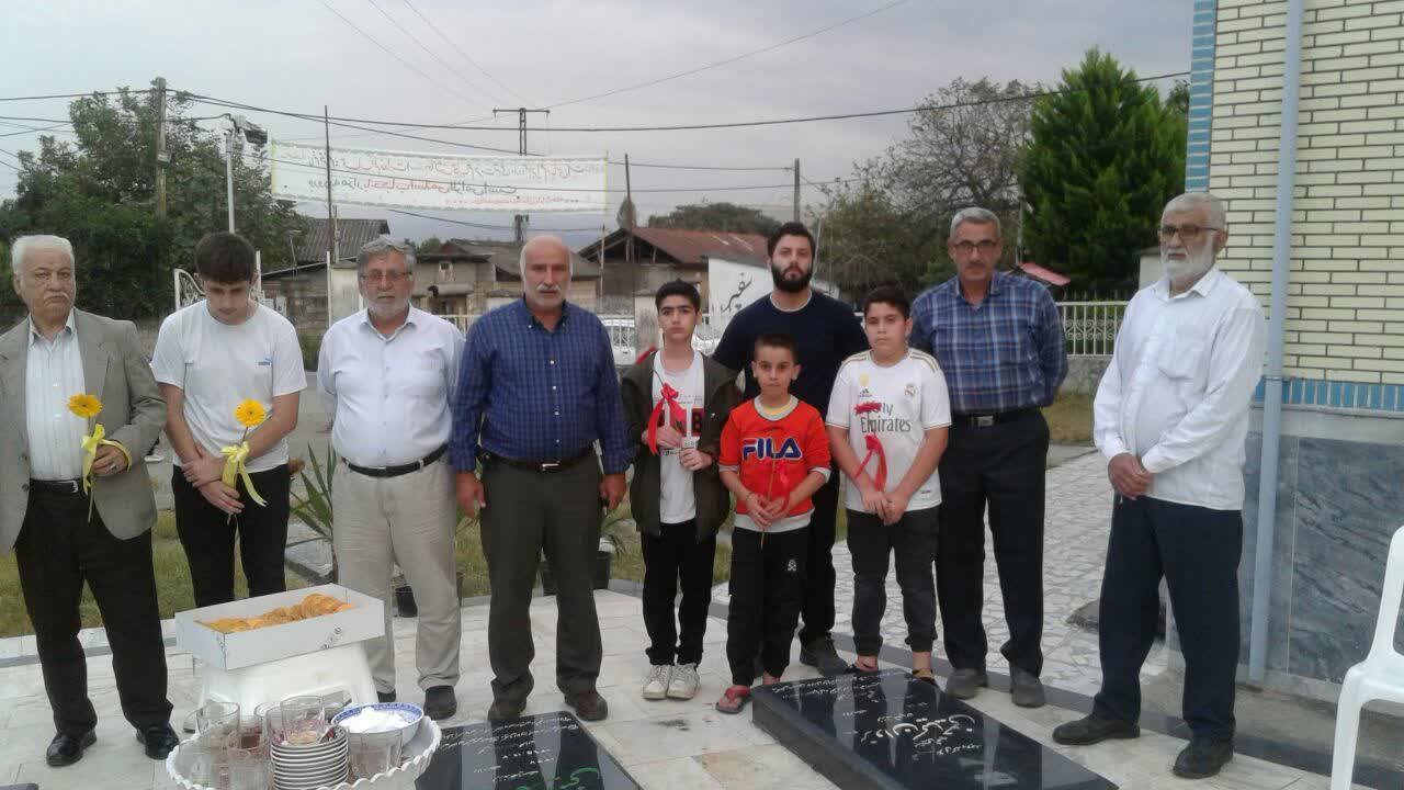 غبارروبی مزار گلزار شهدای روستای بازار محله به مناسبت هفته دفاع مقدس