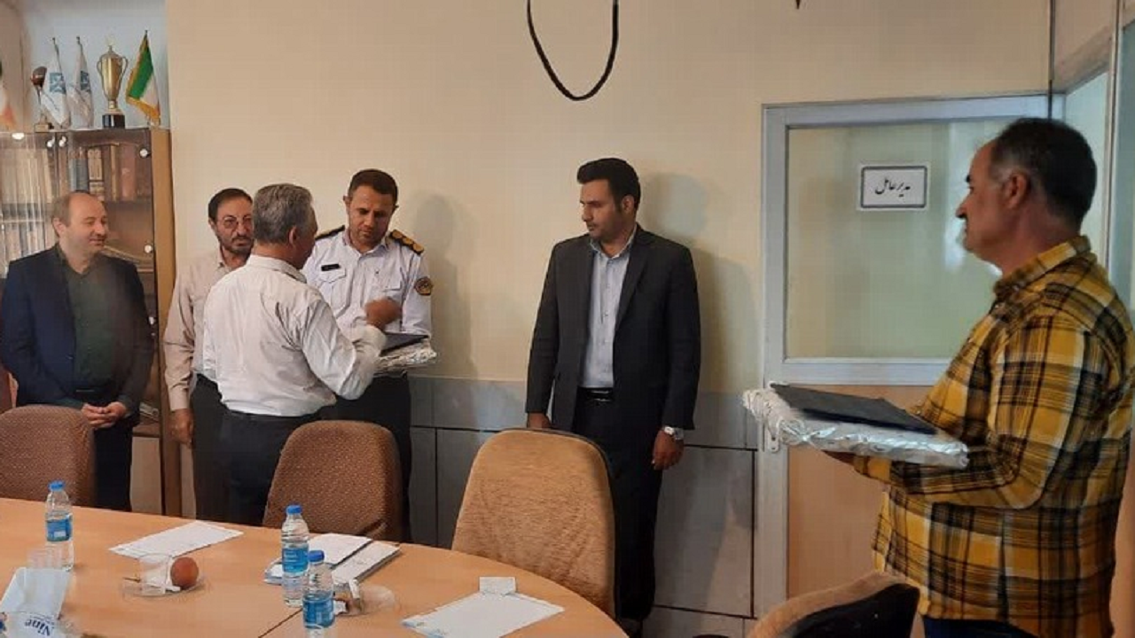 تجلیل از رانندگان تاکسی امانت‌دار در شهرکرد