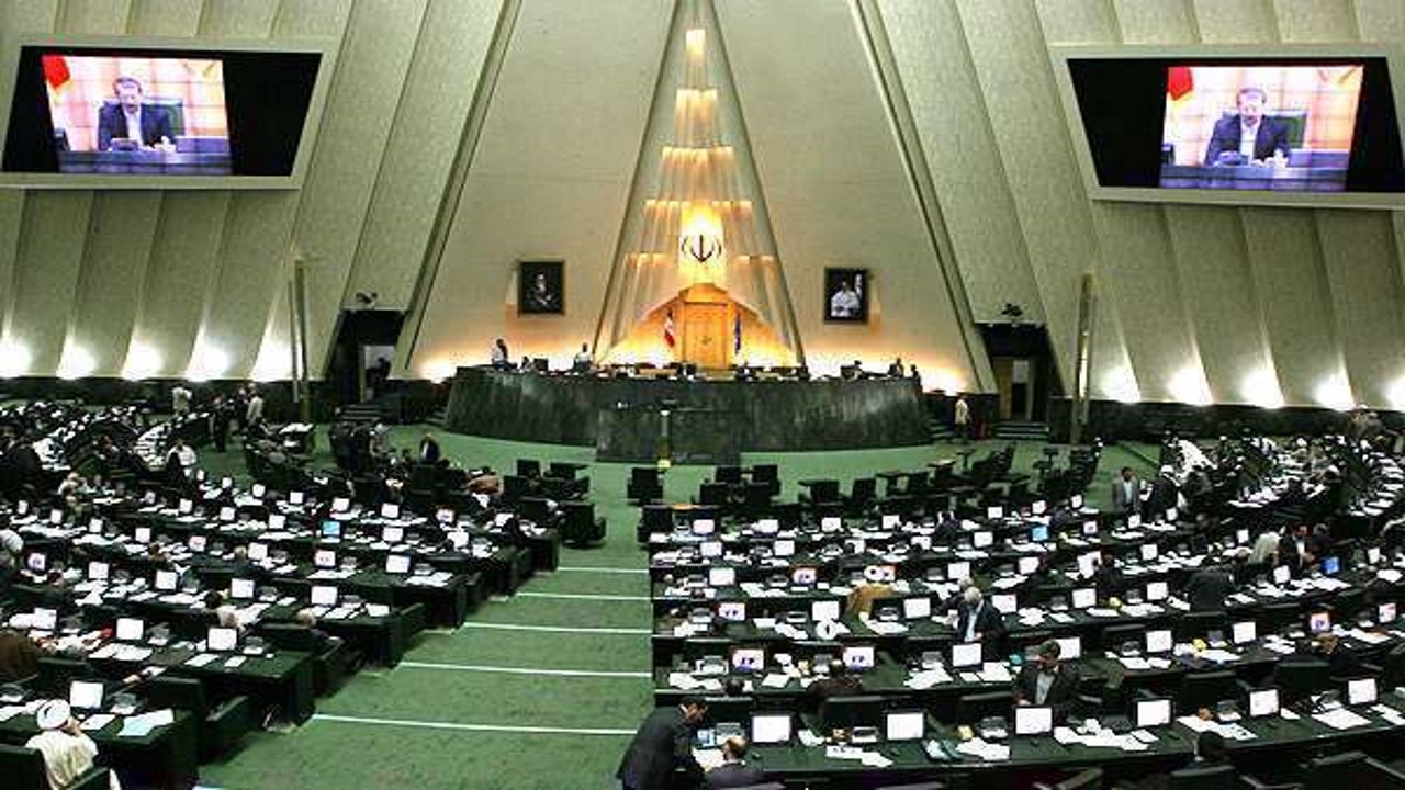 منع شرکت‌ها و موسسات وابسته به بانک‌ها از خرید سهام بانک توسط مجلس