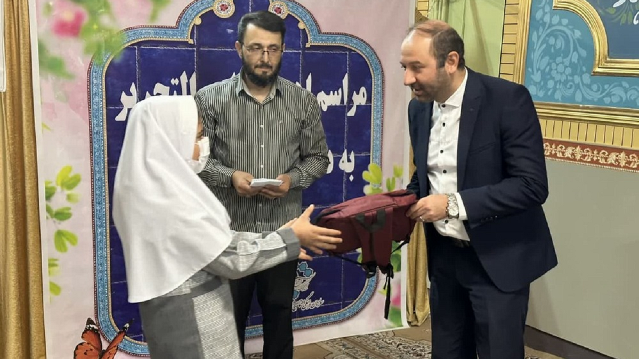 آغاز توزیع لوازم التحریر بین دانش آموزان نیازمند شهرکرد + عکس