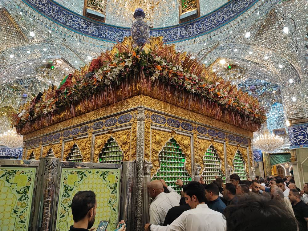 زائران در حرم حضرت عباس