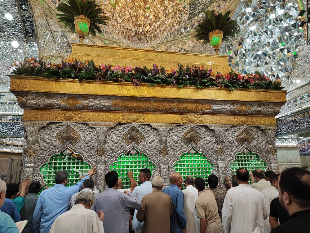 زائران در حرم امام حسین