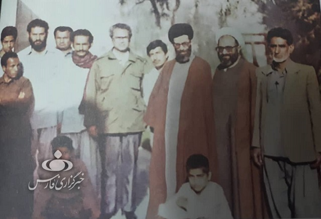 «رودین خان بامری»، ایستاده، نفر اول از سمت راست «رودین خان بامری»، ایستاده، نفر اول از سمت راست