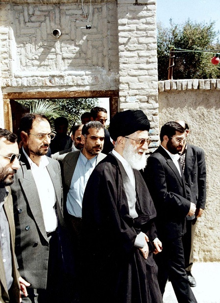 بازدید مقام معظم رهبری از بیت دوران تبعید در سفر به ایرانشهر- سال ۱۳۸۱ بازدید مقام معظم رهبری از بیت دوران تبعید در سفر به ایرانشهر- سال ۱۳۸۱