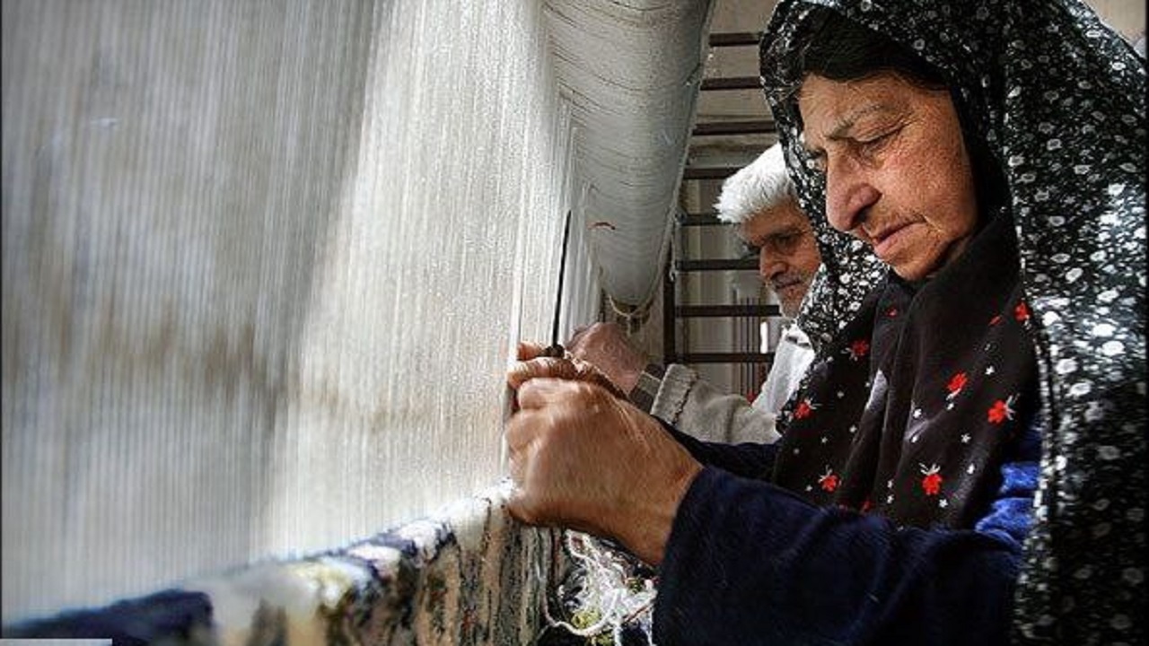 چرا فقط ۱۴ درصد قالیبافان کشور بیمه شده‌اند؟