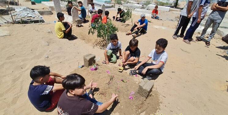 کودکان فلسطینی بر مزار کودک شهید کودکان فلسطینی بر مزار کودک شهید