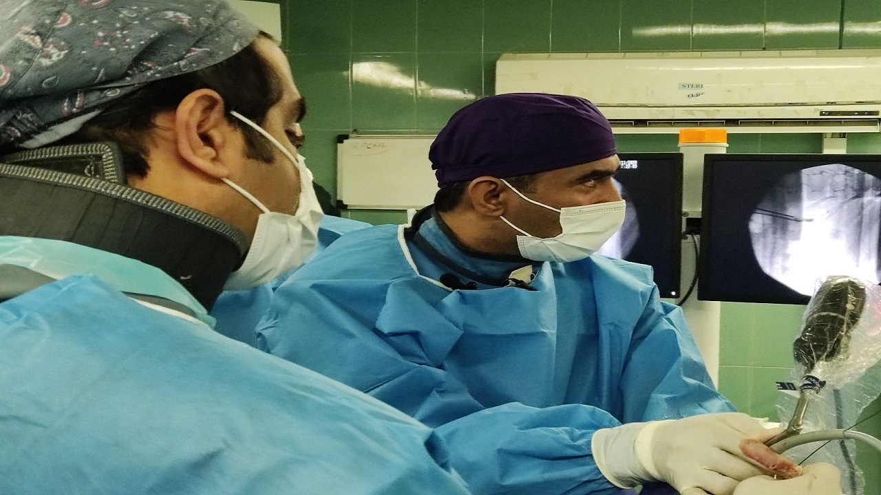 انجام کم تهاجمی‌ترین عمل جراحی سنگ کلیه برروی دختر بچه سراوانی  