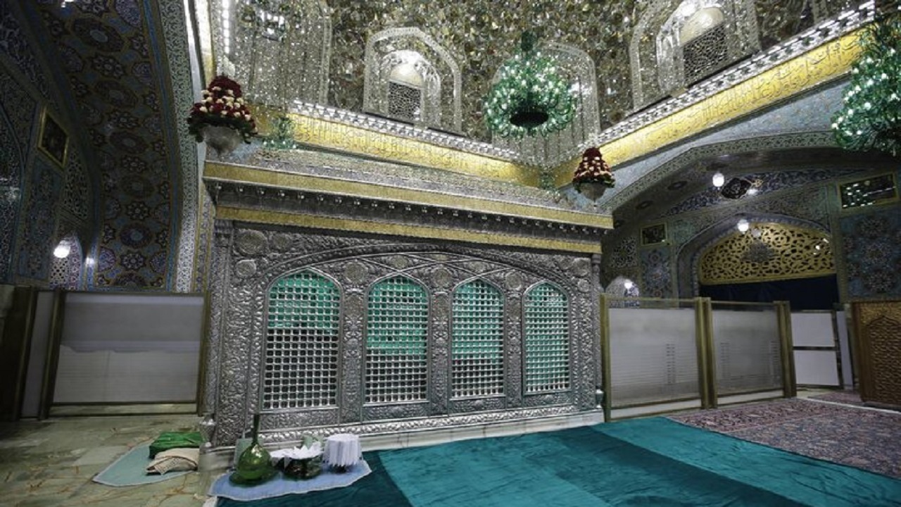 غبارروبی ضریح امام رضا (ع) با حضور جمعی از ناشنوایان + فیلم