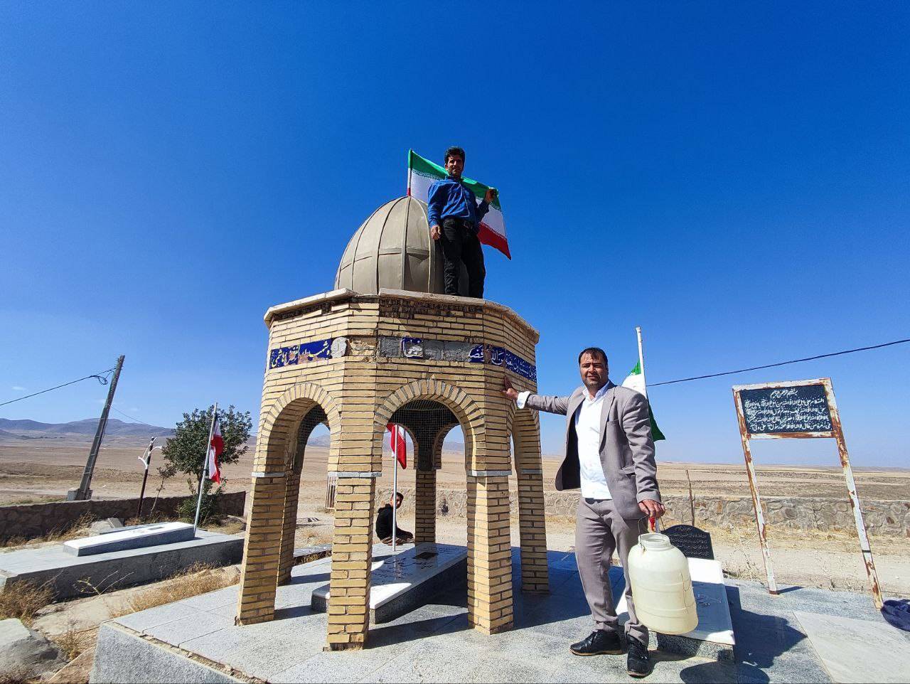 ادای احترام اهالی روستای توآباد به شهدا در هفته دفاع مقدس