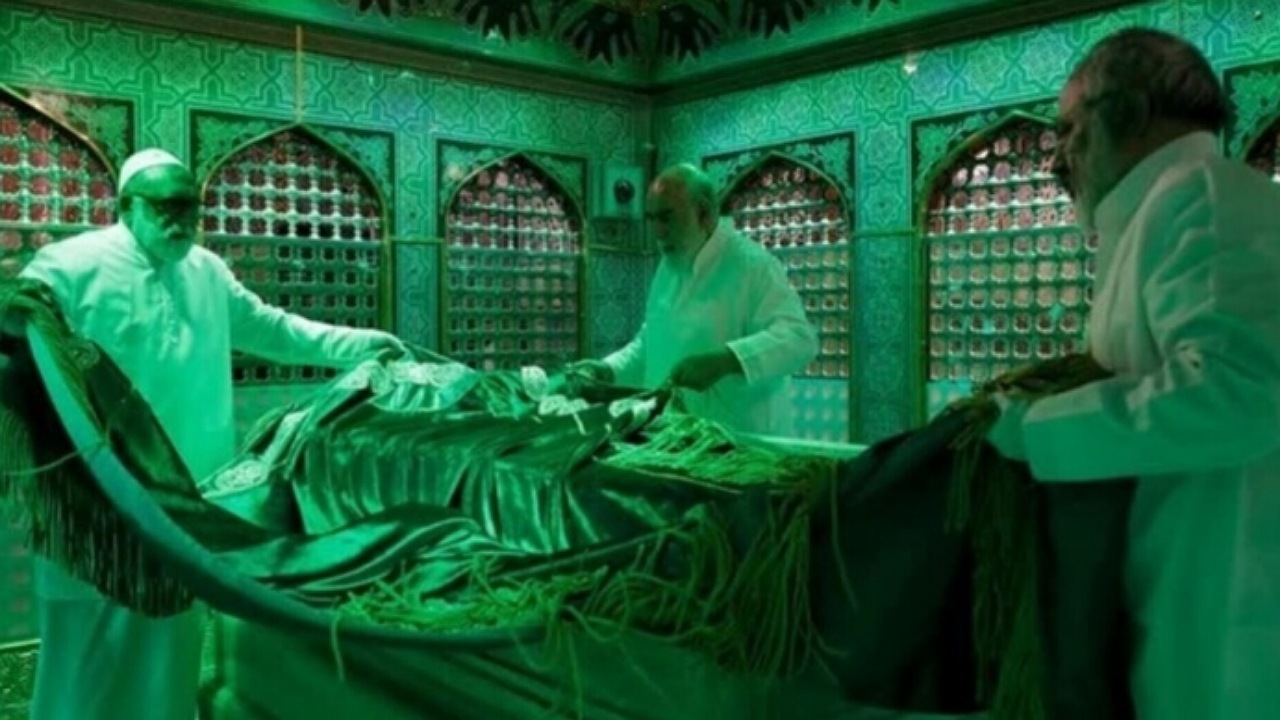 غبارروبی ضریح مطهر رضوی در آستانه ۱۷ ربیع‌الاول + فیلم