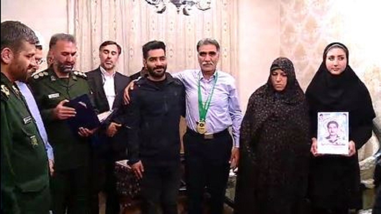 اهدای مدال مسابقات جهانی به خانواده شهید