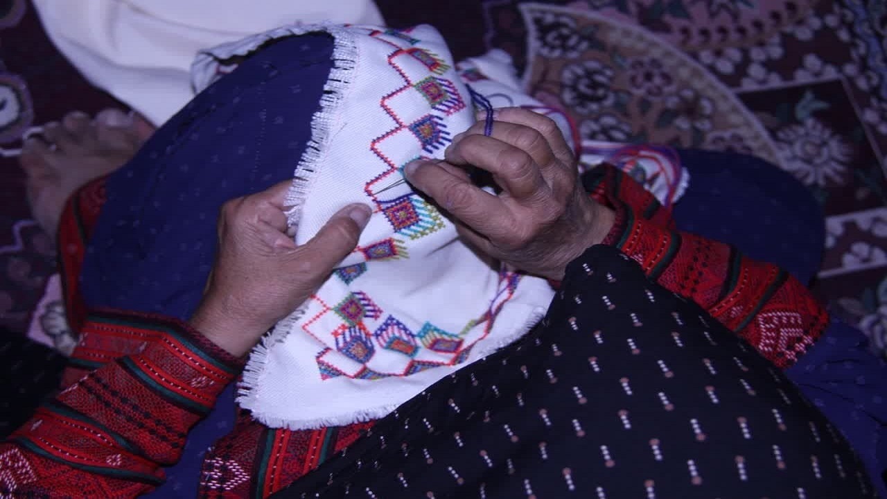 کارگاه سوزن دوزی بمپور  زمینه اشتغال ۲۰۰ بانوی روستایی را فراهم کرد