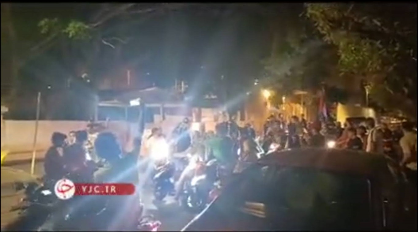 تظاهرات شهروندان لبنانی در برابر سفارتخانه‌های فرانسه و عربستان در بیروت + فیلم