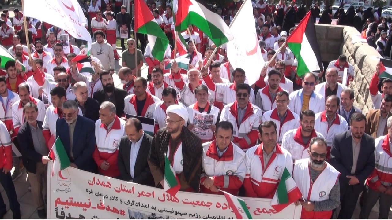 تجمع باشکوه امدادگران جمعیت هلال احمر استان همدان در دفاع از فلسطین