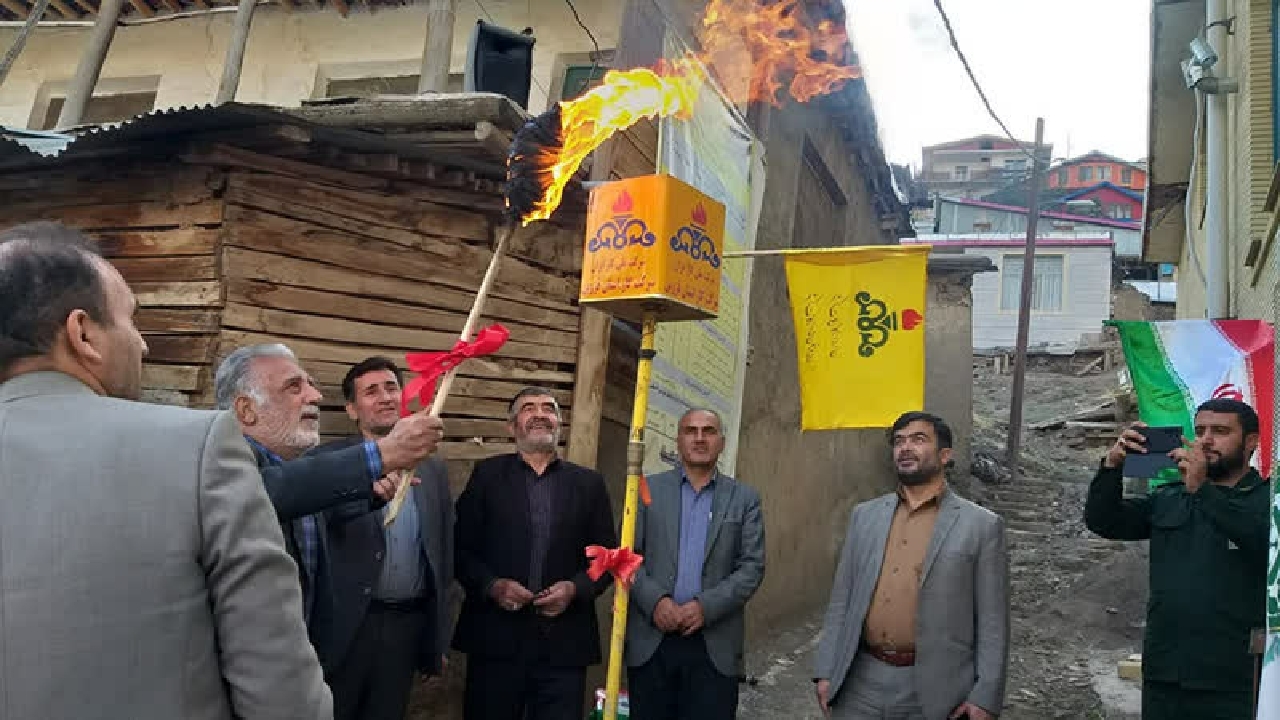 قطار گازرسانی به ایستگاه روستای آتان درالموت شرقی رسید
