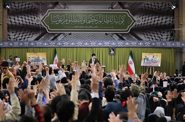دیدار رهبر انقلاب با دانش&zwnj;آموزان در آستانه ۱۳ آبان